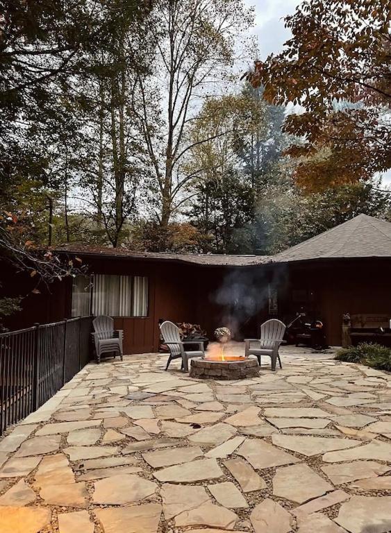 Cabin With Treehouse Views, 3 King Beds, 4 Bunks, And Large Hot Tub! Gatlinburg Extérieur photo