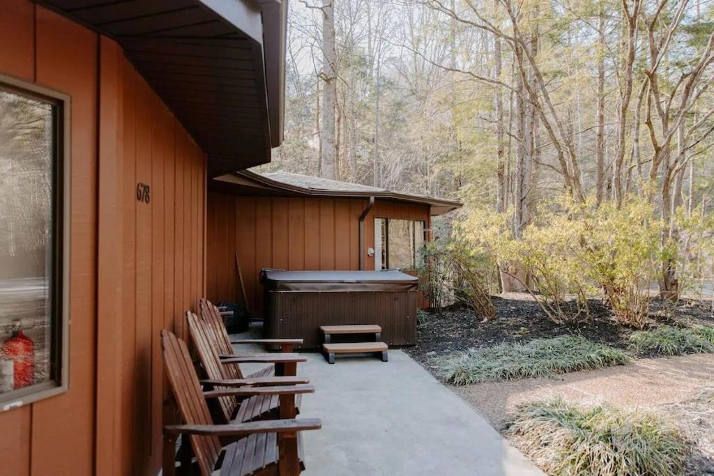 Cabin With Treehouse Views, 3 King Beds, 4 Bunks, And Large Hot Tub! Gatlinburg Extérieur photo